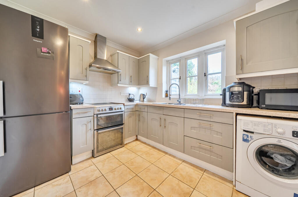 1387986-7-693adcc...