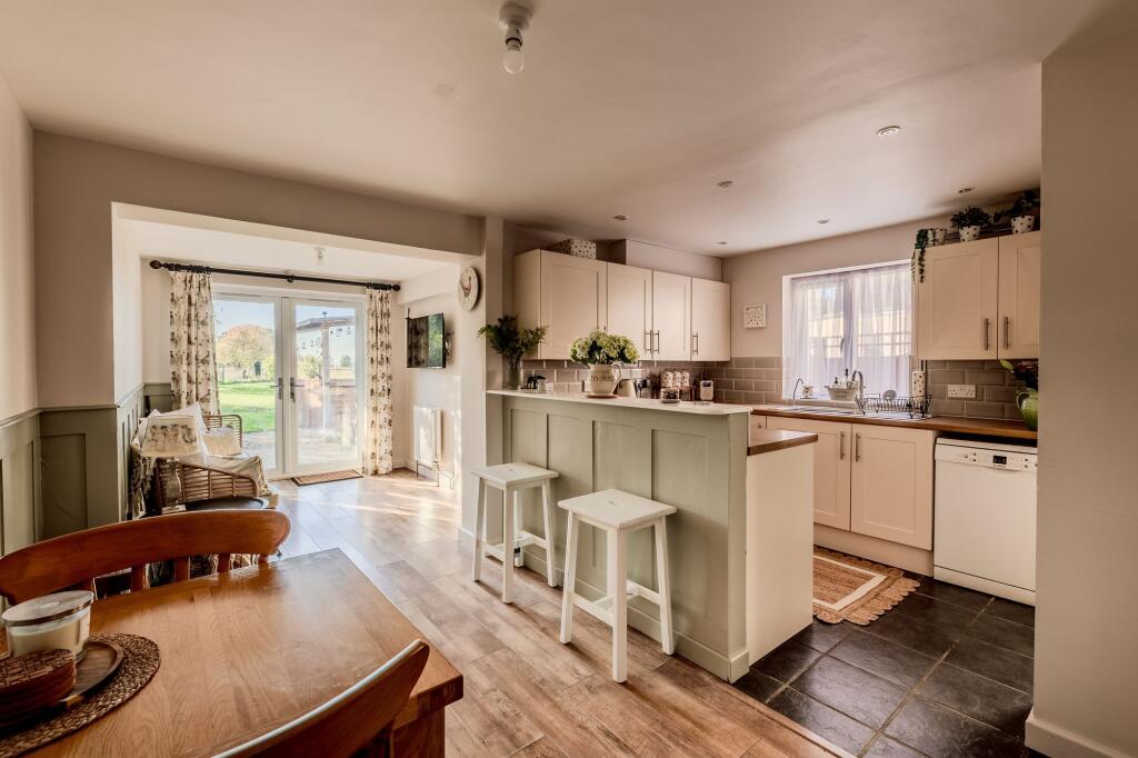 Open-Plan Kitchen / Dining Room &amp; Lounge Area