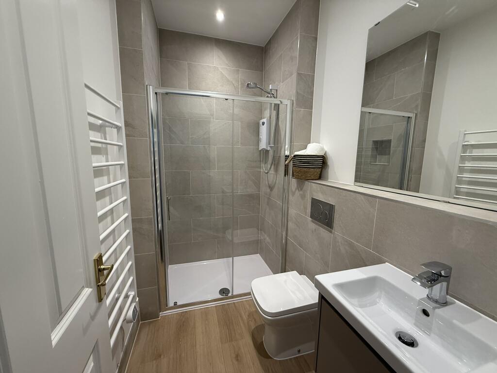 FLAT 3 BATHROOM
