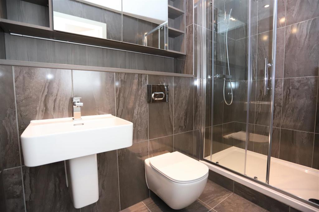 master ensuite.JPG