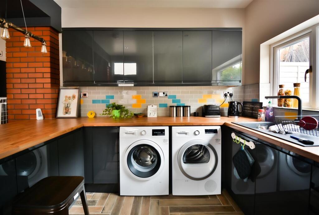 Kitchen a.jpg