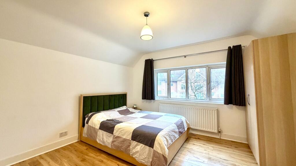 Bright, neatly presented double bedroom with a ...