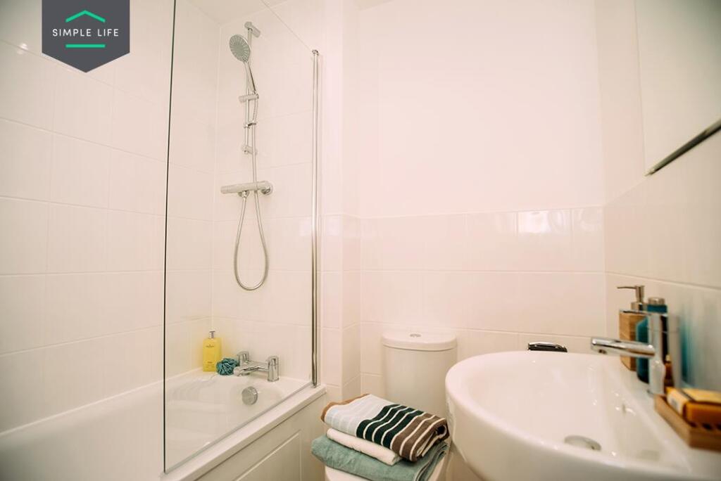 Dee_bathroom1.jpg