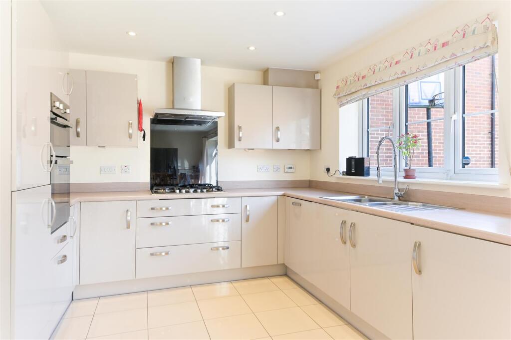 RONA MACLEAN CLOSE, (16).jpg