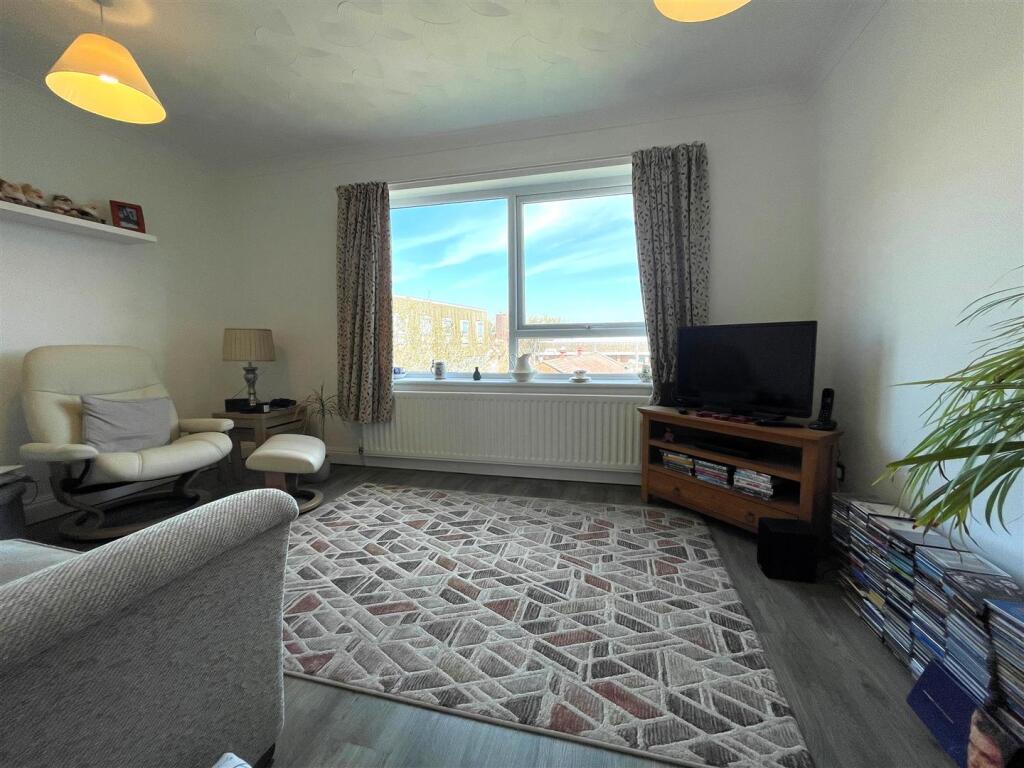 Lounge 1.jpg