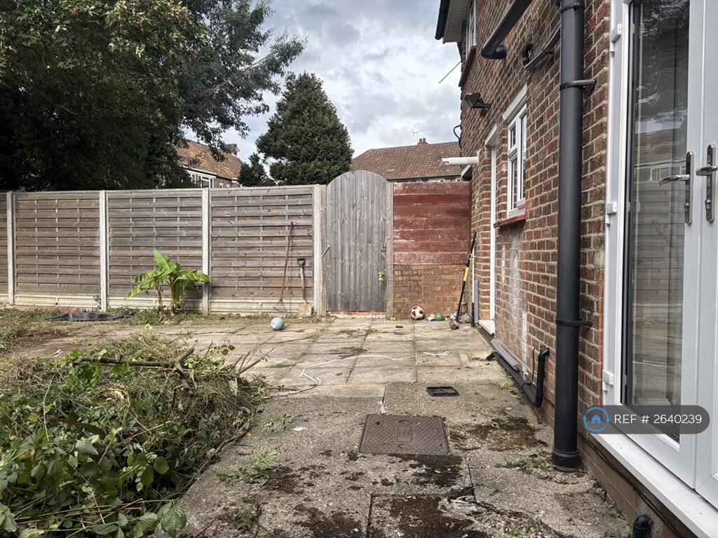 Garden Leading To Side Alley Access
