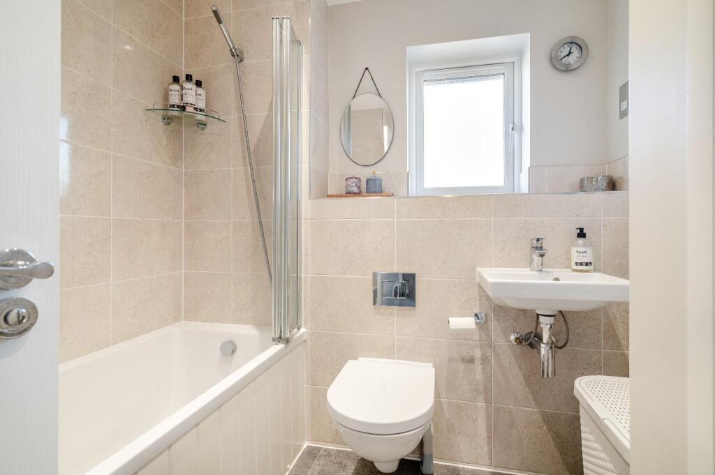13 - family bathroom.jpg