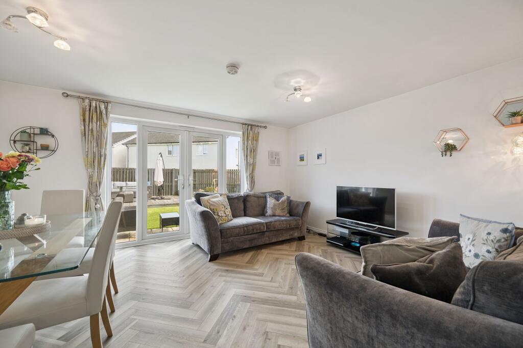 Lounge / Dining Area