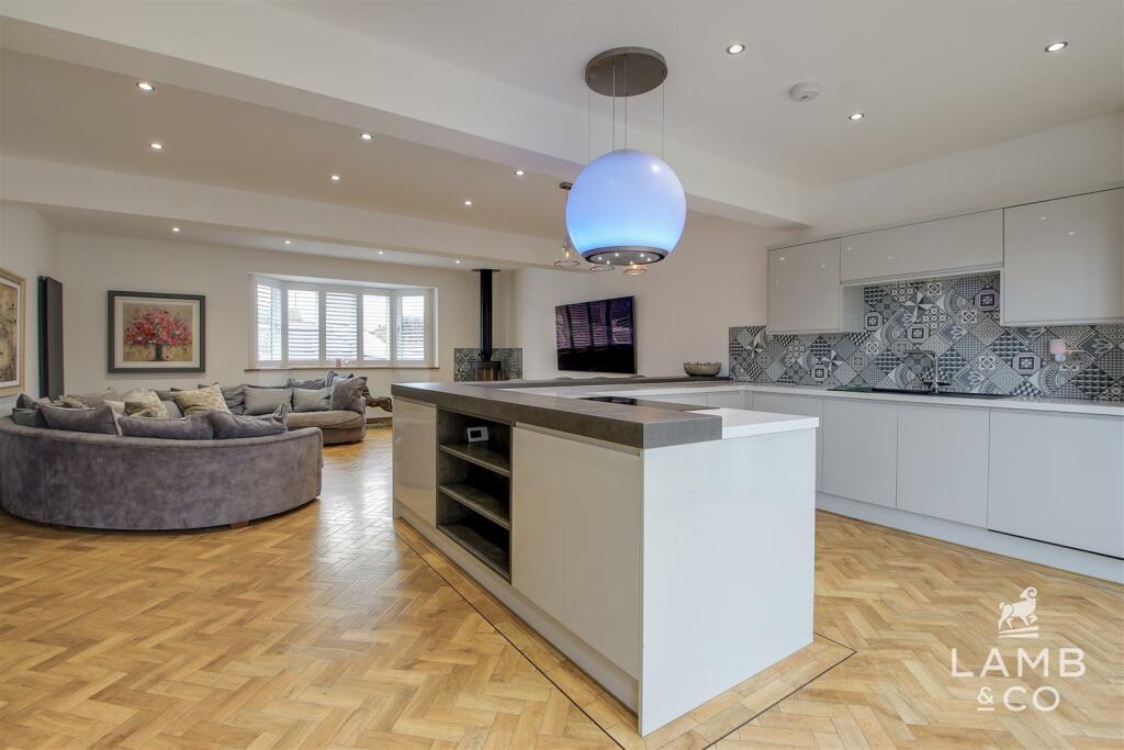 KITCHEN/LIVING SPACE