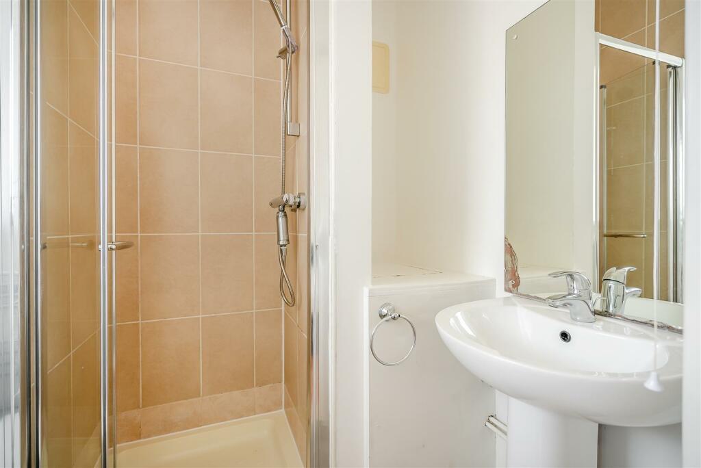 MB- En-suite 1interior04.jpg