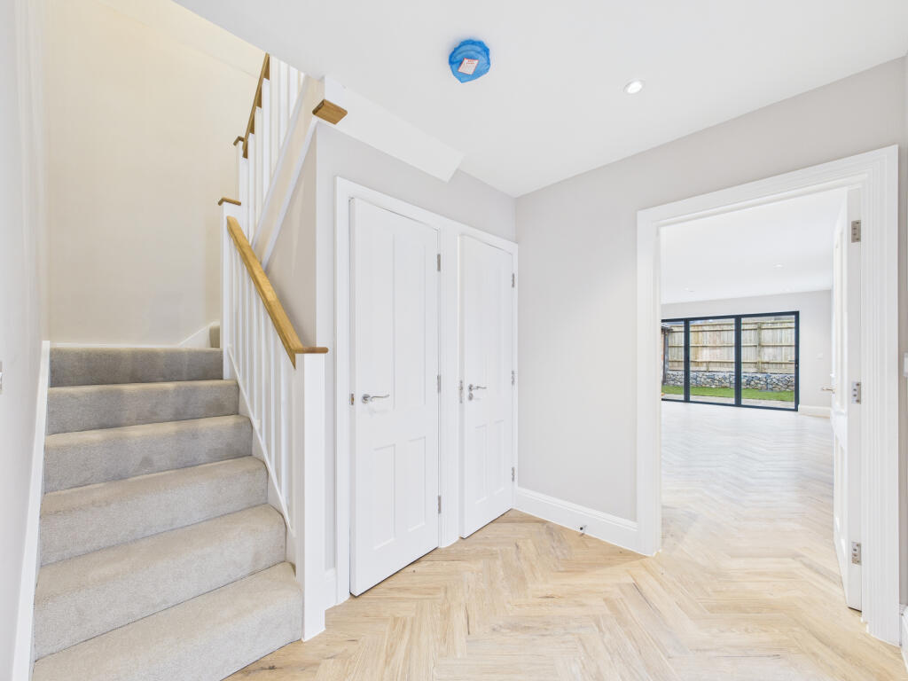 CAM01354G0-PR0620-STILL006