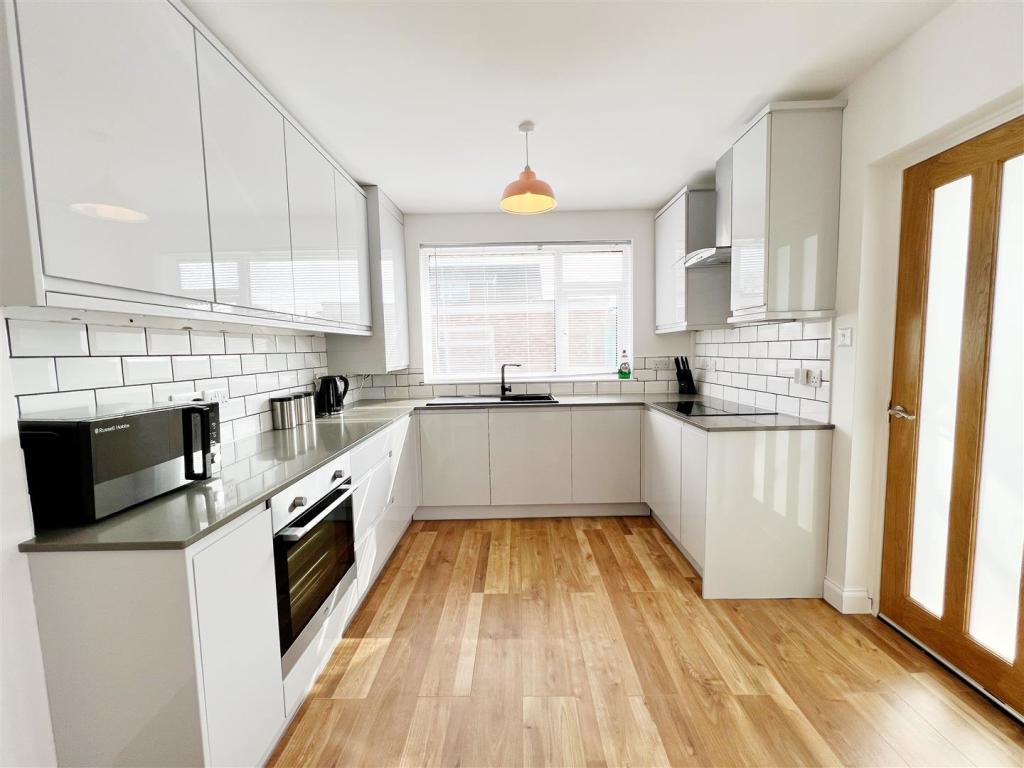 Kitchen pic 1.jpg