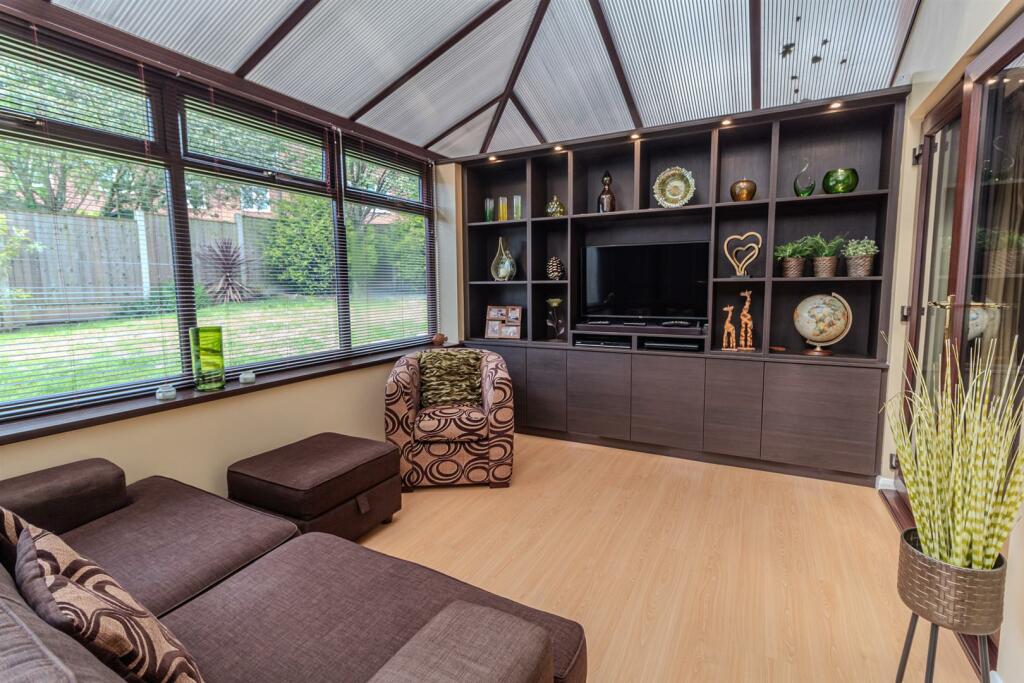 11, Ganton Close Nottingham, NG3 3ET