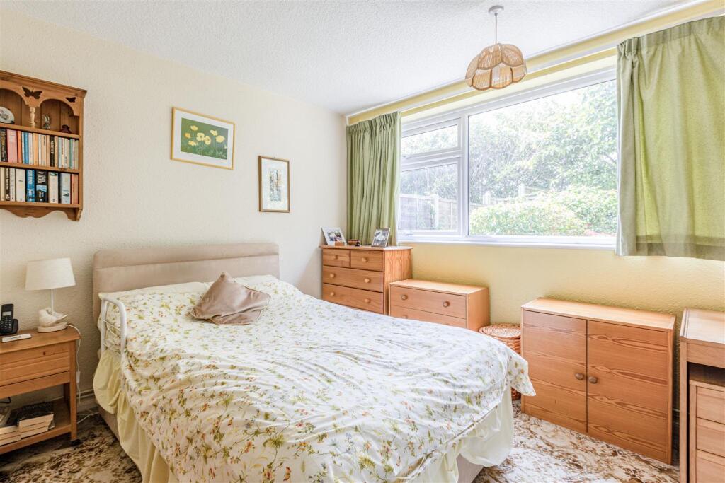 11 Old Orchard, KT14 7QX. - 7.jpg