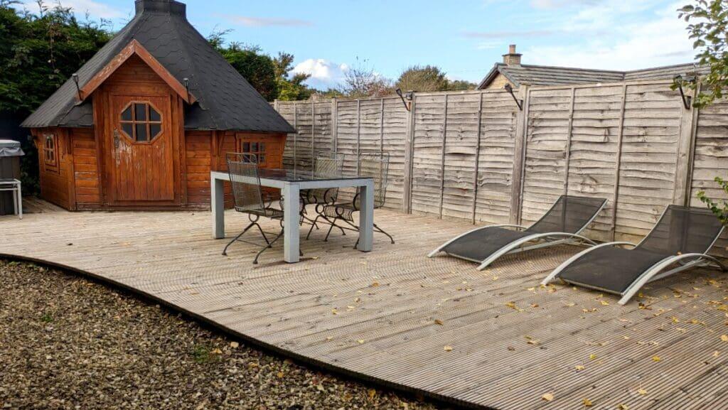BBQ HUT &amp; DECK