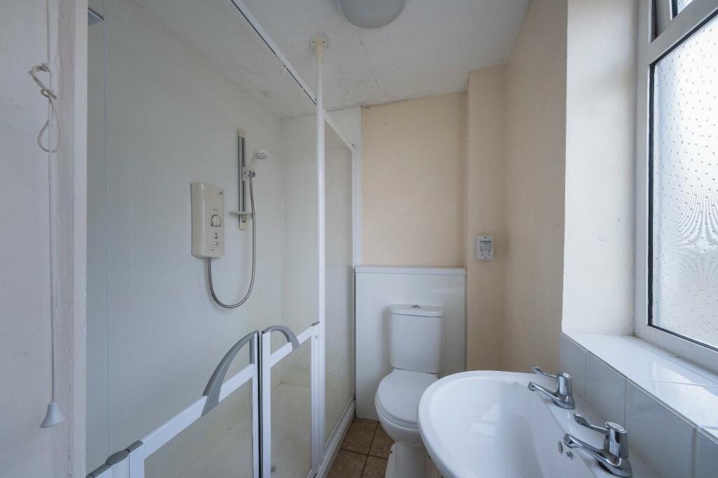 6 Heath Close-020.JPG