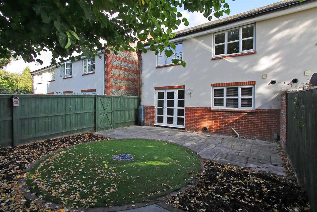 2 ivors court PH4.JPG