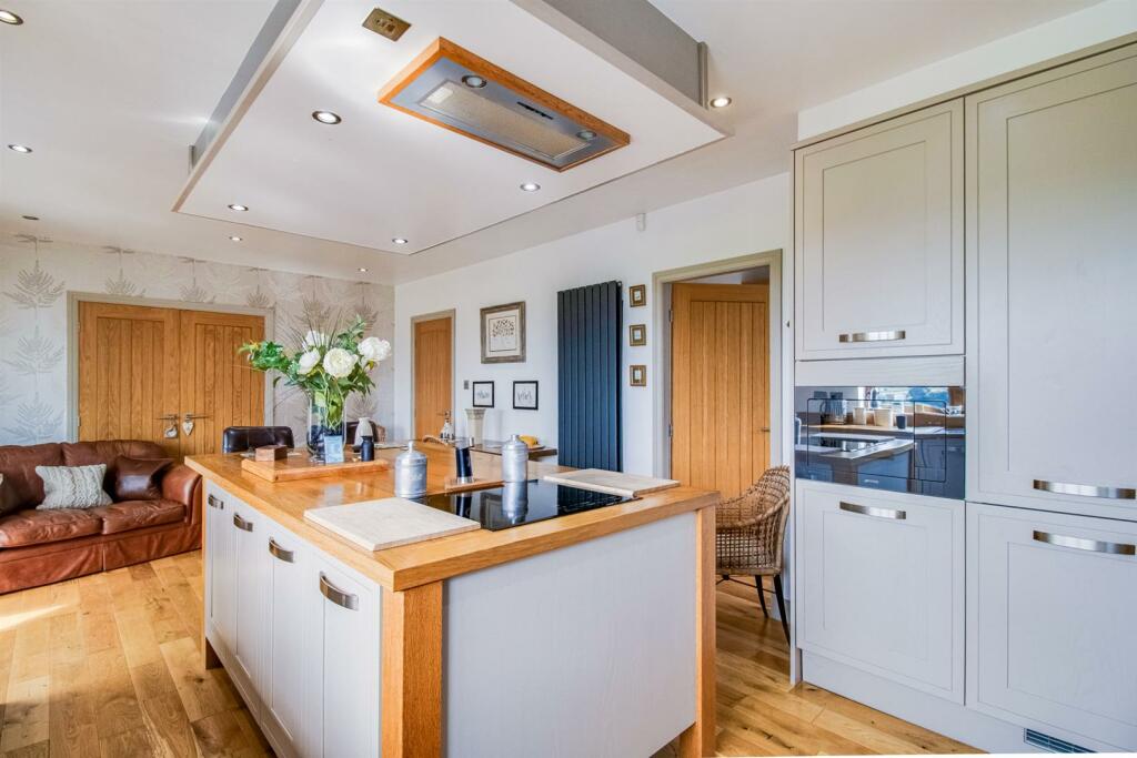 KITCHEN/BREAKFAST ROOM