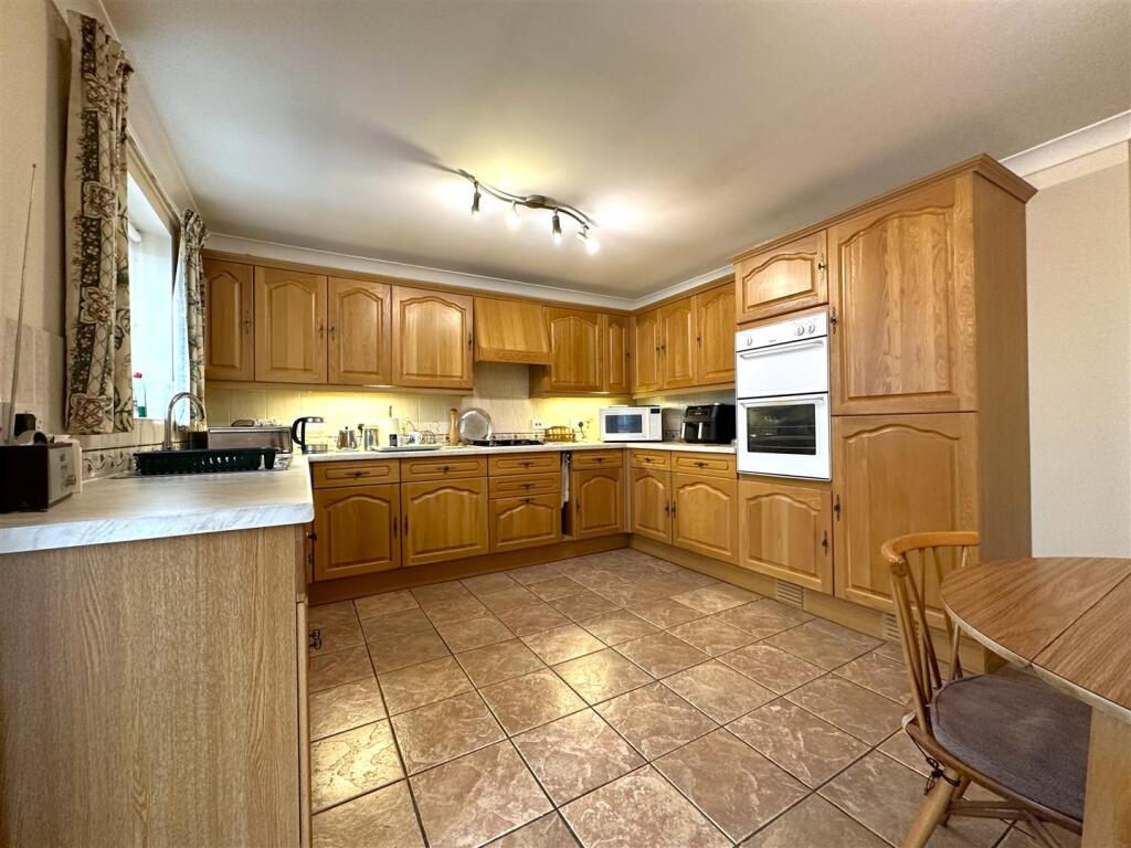 Spacious Dining Kitchen 684