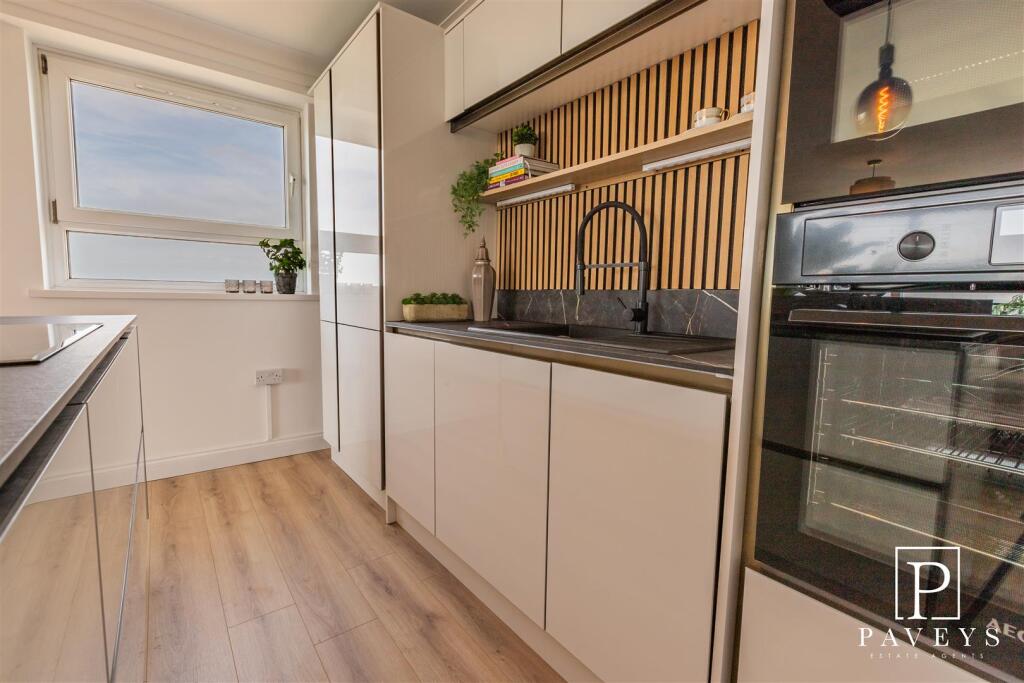 OPEN PLAN LOUNGE / KITCHEN