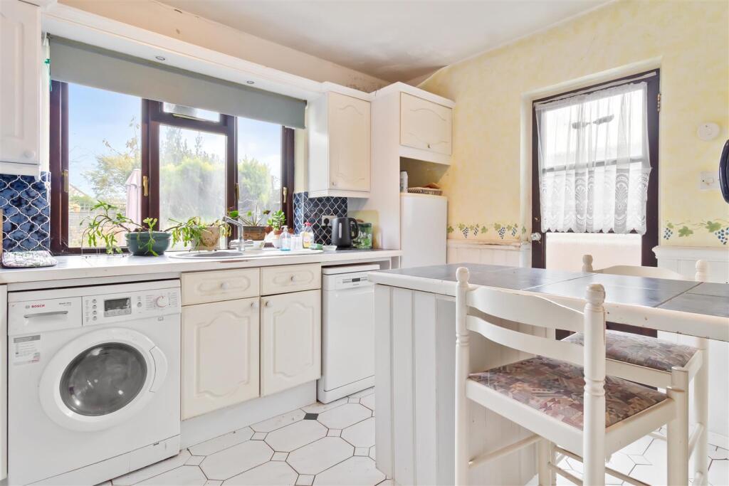 8 Midhurst Close-008.jpg