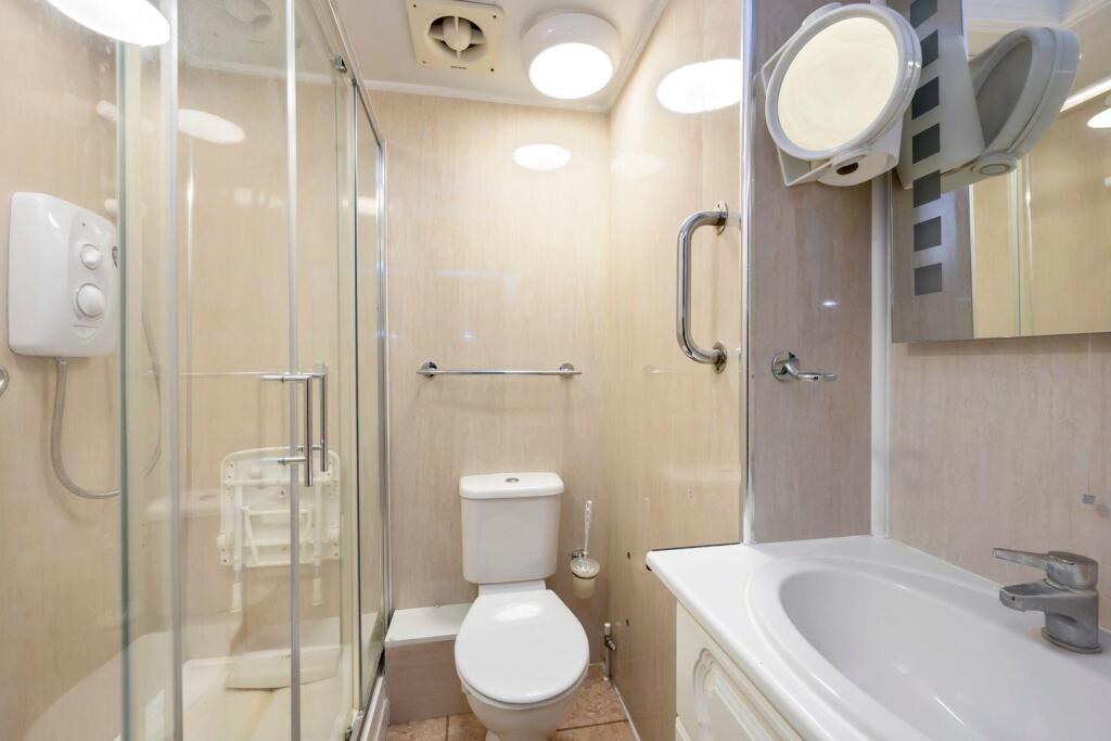 Collingwood House Flat 7 BATHROOM.jpeg