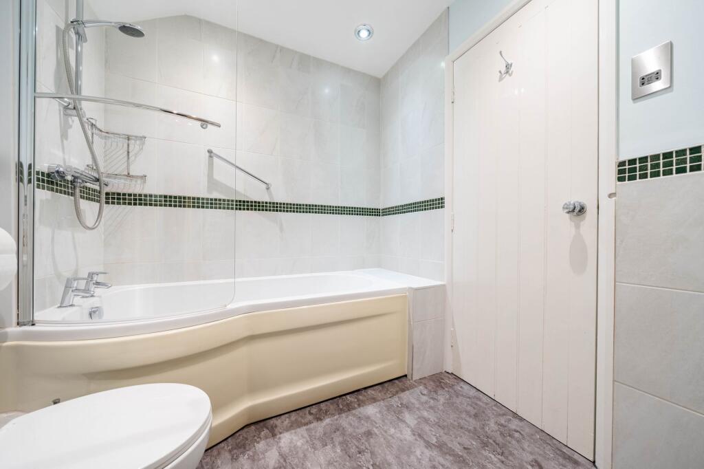 ENSUITE BATHROOM