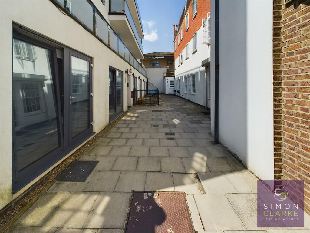 CAM03369G0-PR0125-STILL022.jpg