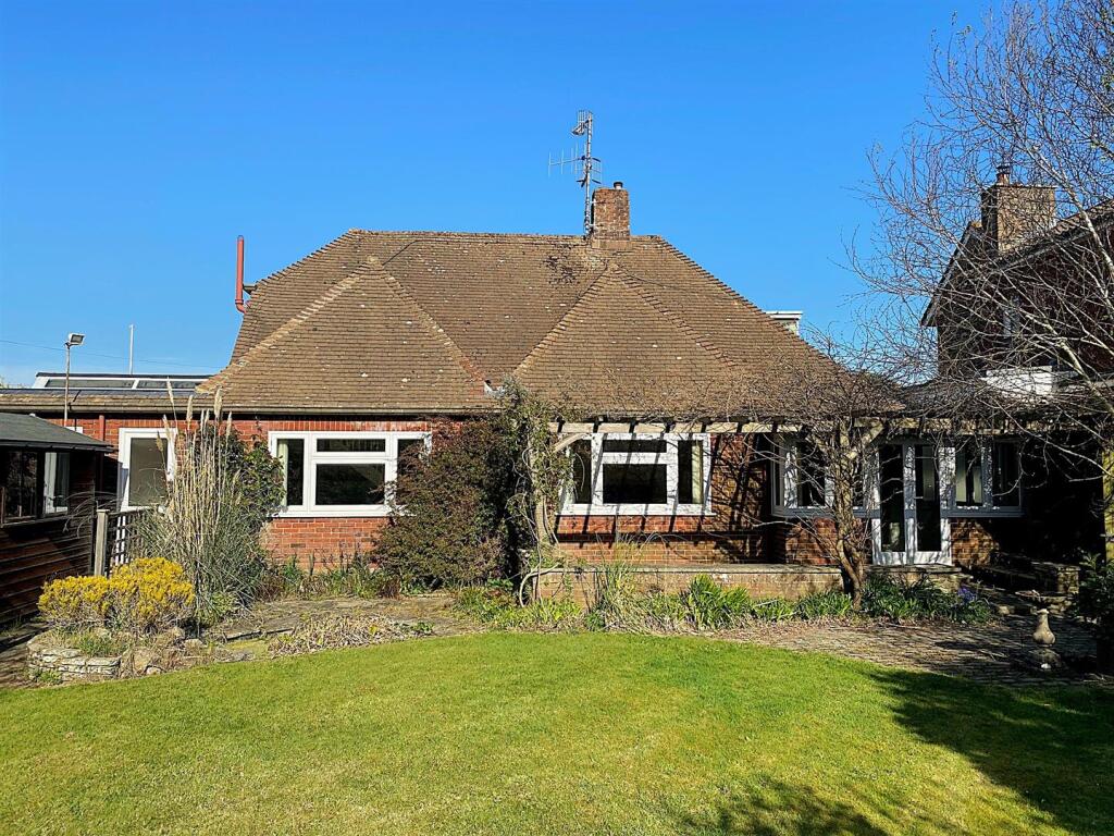 6 Southcourt Ave - Rear.jpg