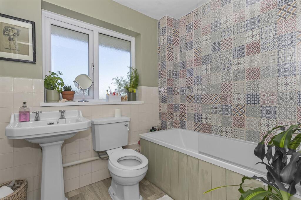 Bathroom 1.jpg