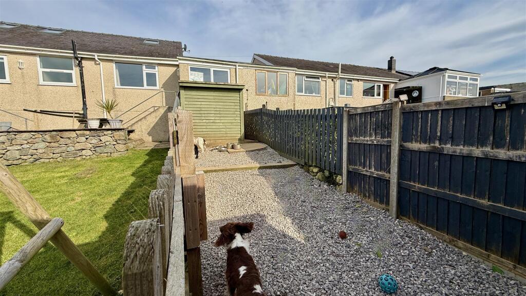 dog kennels (Kennels not included) &amp; run