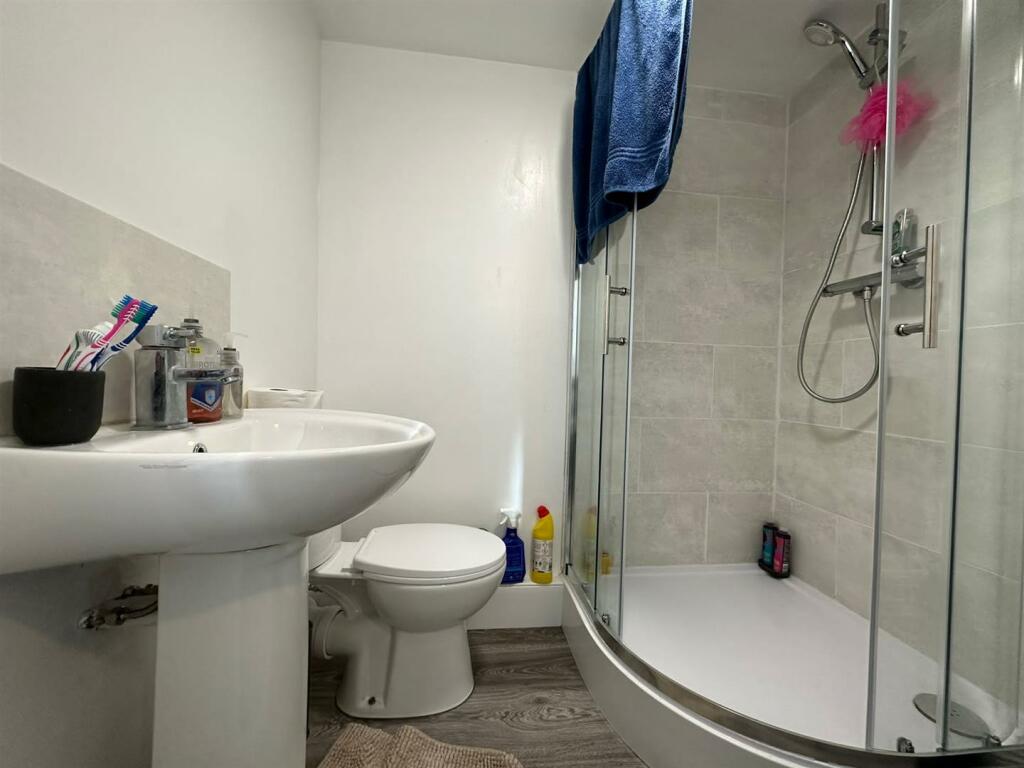 62B bathroom.jpg