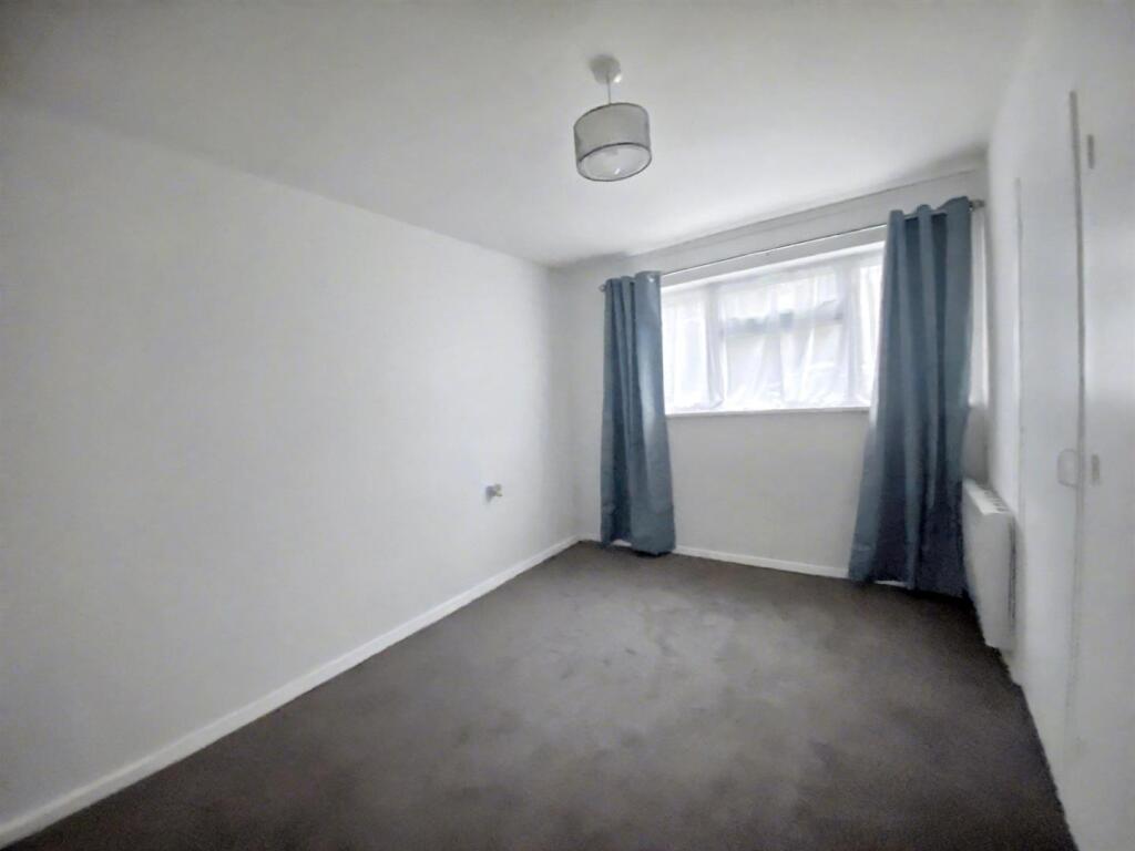 6 greathurst bedroom.jpg