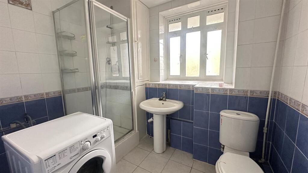 Ravenet St, Bathroom.jpg