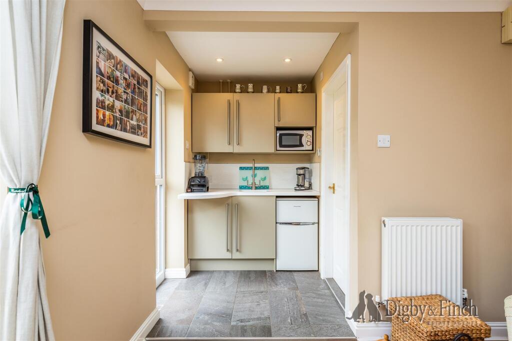 Shaftesbury Avenue, Upper Saxondale, Radcliffe on 