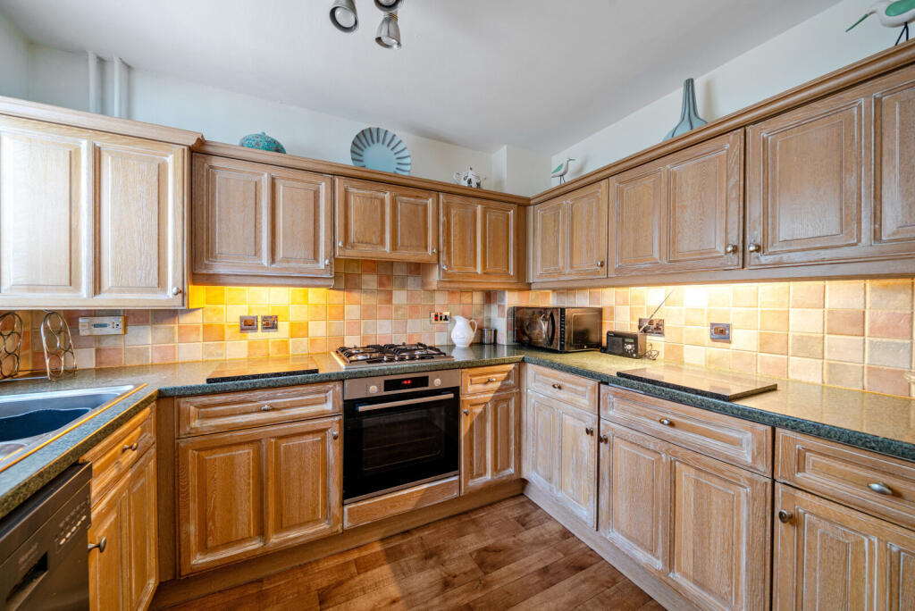 1295816-16-682ca1...