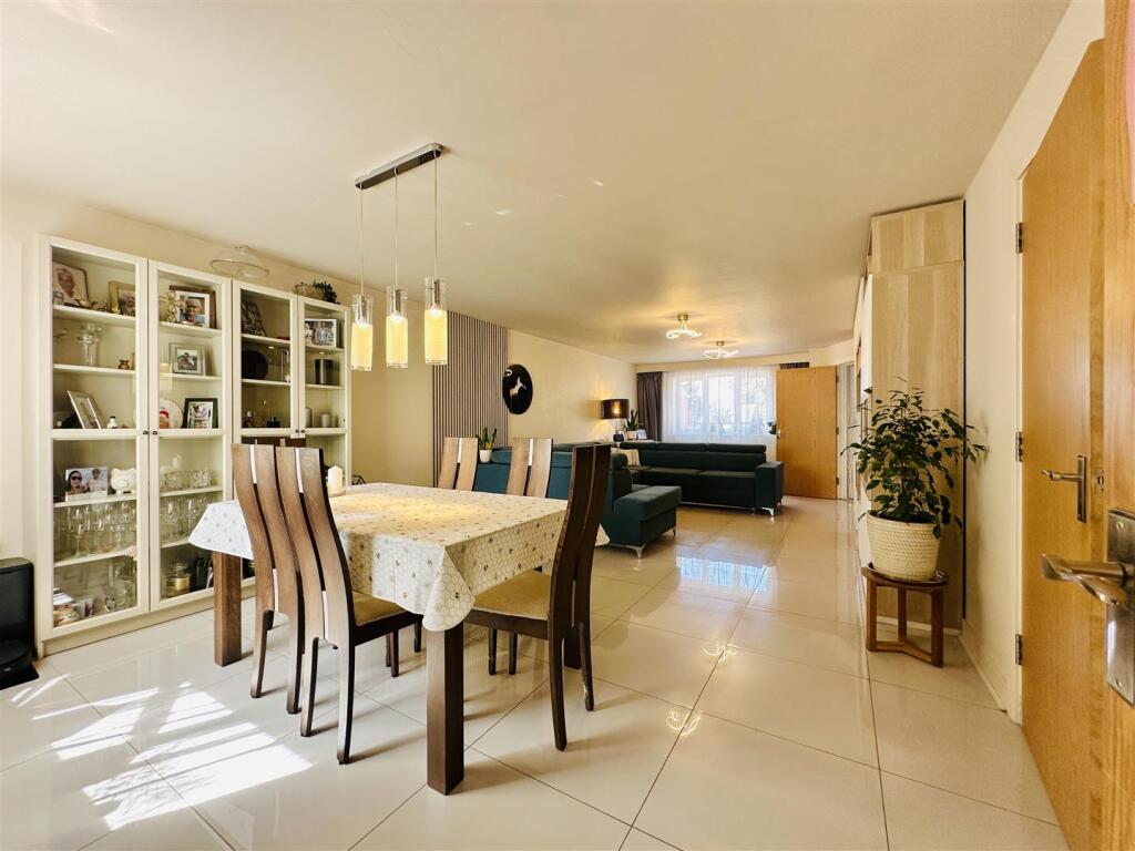 LOUNGE/DINER