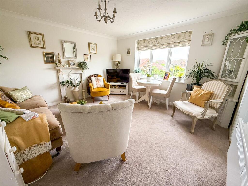 ALTERNATE VIEW OF LOUNGE