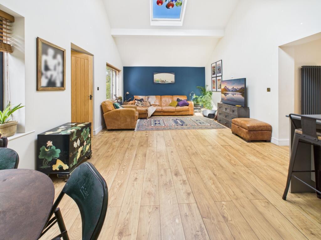 CAM02093G0-PR0053-STILL015