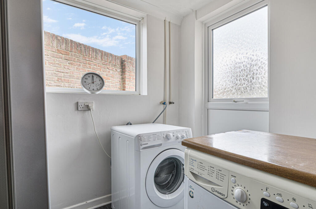 1348571-7-68b6d40...