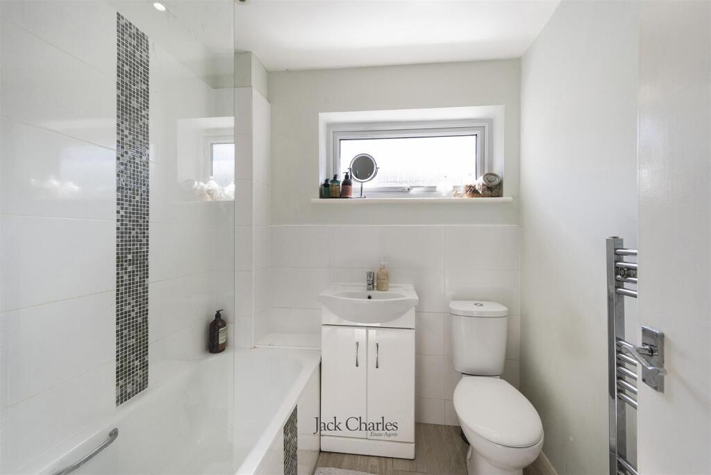 7 Stanley Close, TN12 0TA 012.jpg