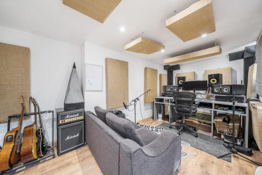 1310198-1-68517f7...