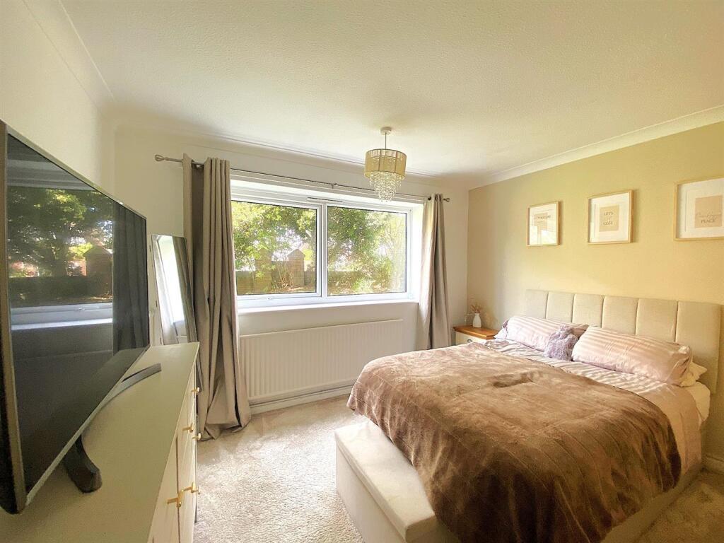 15A Harewood Close - bed1.jpg