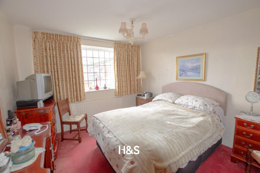 14 Woodrow Crescent - bed1.jpg