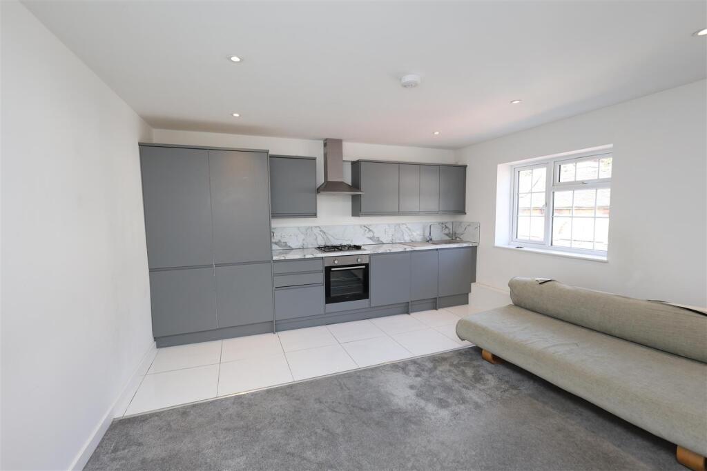 KITCHEN/LIVING ROOM