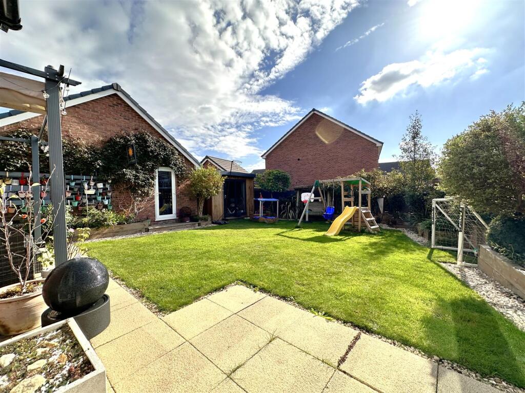 Landscaped SOUTH-FACING Garden 503
