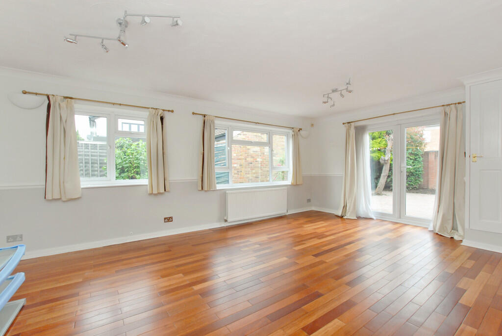 185 ROCHFORD GARD...