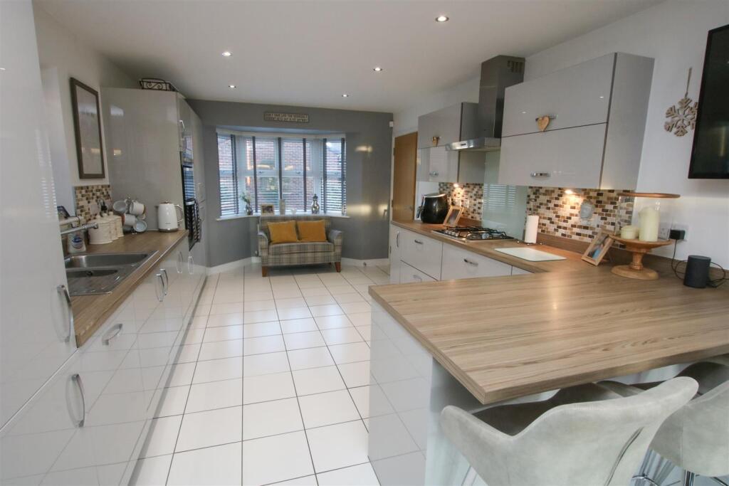 OPEN PLAN LIVING DINING KITCHEN