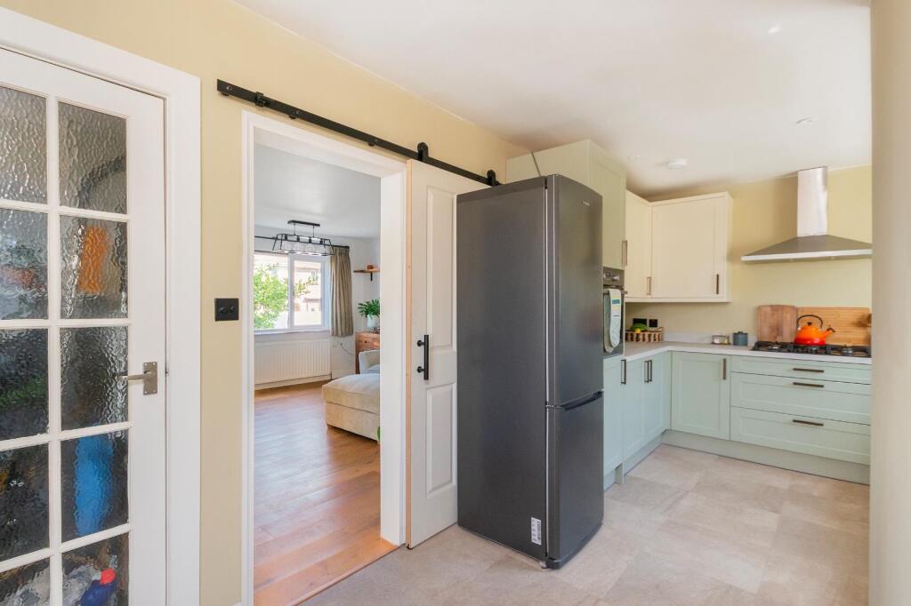 6M5RBR - Kitchen A.jpg