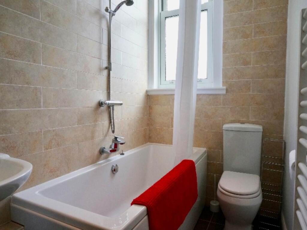 33 Comely bathroom